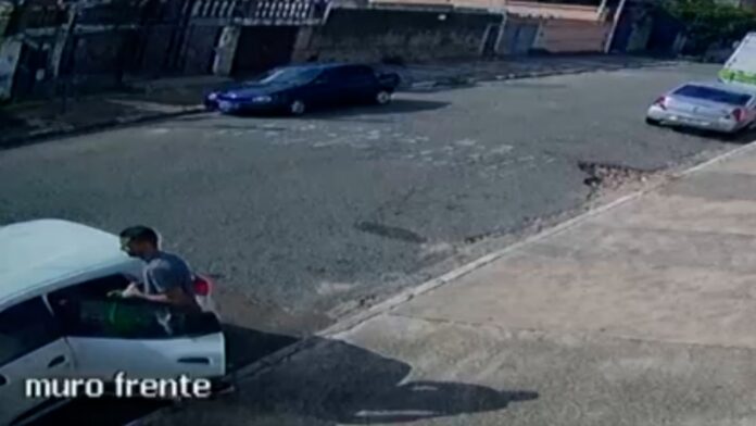 Arrependido Homem é flagrado furtando sacola dentro de veículo e 'devolvendo' minutos depois; veja Arrependido Homem é flagrado furtando sacola dentro de veículo e 'devolvendo' minutos depois; veja