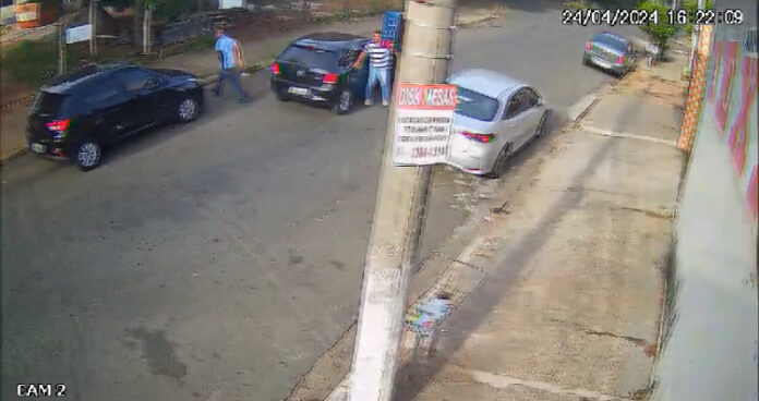 Assalto em Campinas vítima é abordada com carro em movimento; veja Assalto em Campinas vítima é abordada com carro em movimento; veja