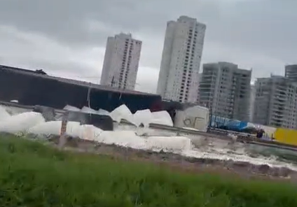 Casal e criança ficam feridos após caminhão com trigo tombar na Dutra Casal e criança ficam feridos após caminhão com trigo tombar na Dutra