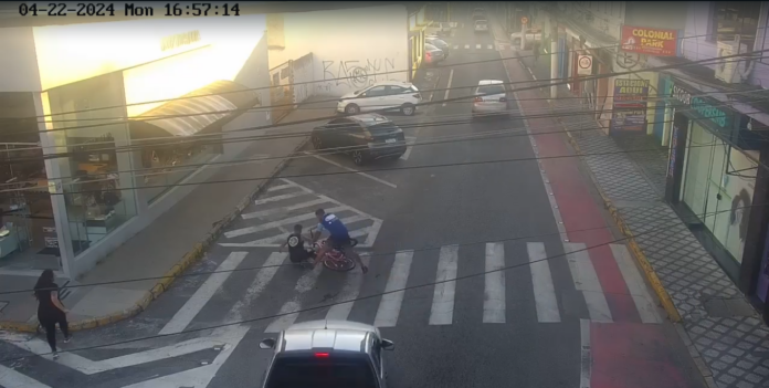 Homem é impedido de furtar bicicleta por moradores de Pinda Homem é impedido de furtar bicicleta por moradores de Pinda