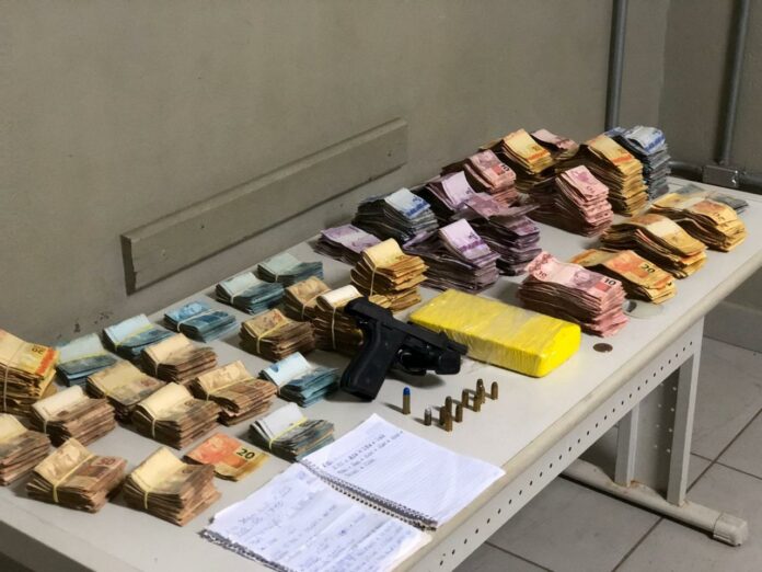 Carros-cofres com mais de R$150 mil reais são apreendidos; drogas e arma também foram localizadas