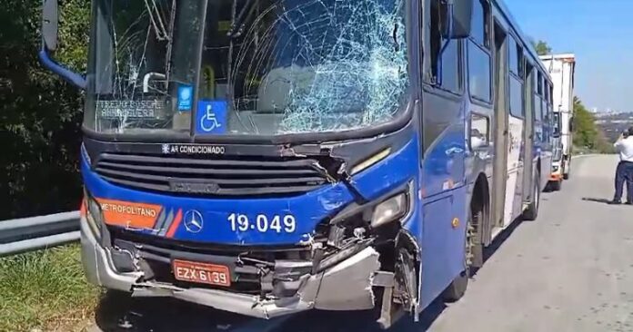 Colisão entre ônibus, carro e caminhão na SP 101 deixa um passageiro ferido