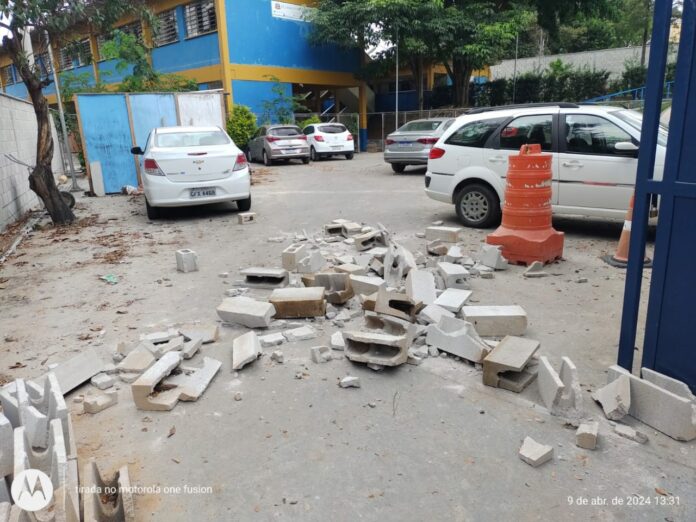 Comerciante é denunciado por jogar entulho com trator dentro de escola Comerciante é denunciado por jogar entulho com trator dentro de escola