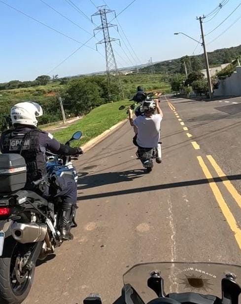 Direção perigosa jovem é flagrado pela GCM empinando moto; veja Direção perigosa jovem é flagrado pela GCM empinando moto; veja