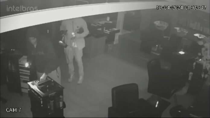 Dupla invade salão de cabeleireiro, leva equipamentos e produtos e deixa prejuízo de R$6 mil