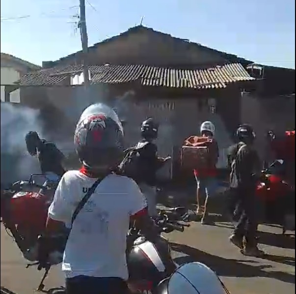 Entregador que convocou o ataque à casa de cliente alega em áudios ter sido agredido com uma tijolada Entregador que convocou o ataque à casa de cliente alega em áudios ter sido agredido com uma tijolada
