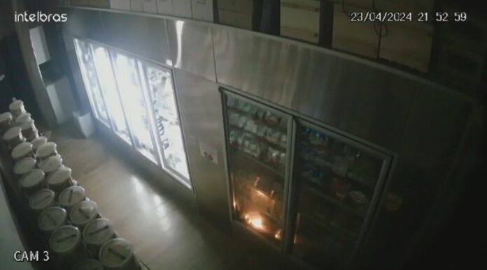 Estabelecimento tem princípio de incêndio, proprietário vê pelas câmeras e consegue evitar o pior Estabelecimento tem princípio de incêndio, proprietário vê pelas câmeras e consegue evitar o pior