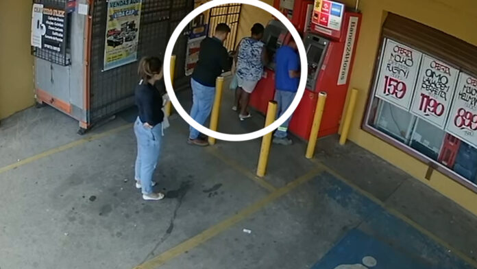 Idosa perde R$1.500 ao aceitar ajuda de estranho em caixa eletrônico Idosa perde R$1.500 ao aceitar ajuda de estranho em caixa eletrônico