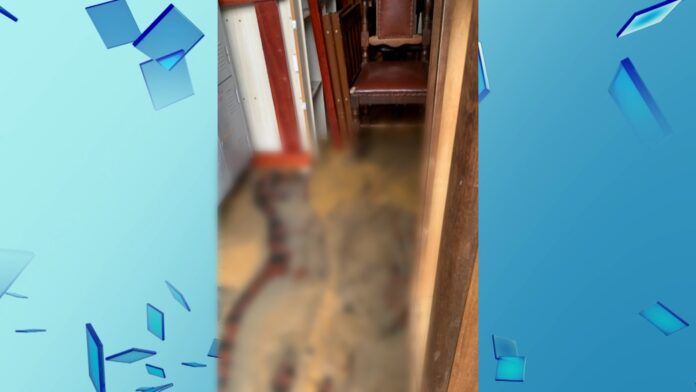 Loja de móveis usados é invadida por esgoto; veja o vídeo Loja de móveis usados é invadida por esgoto; veja o vídeo