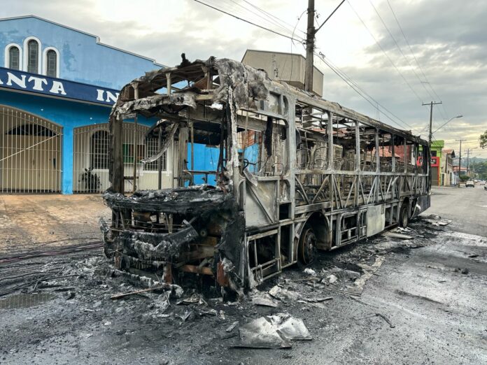Ônibus do transporte público é incendiado durante a madrugada
