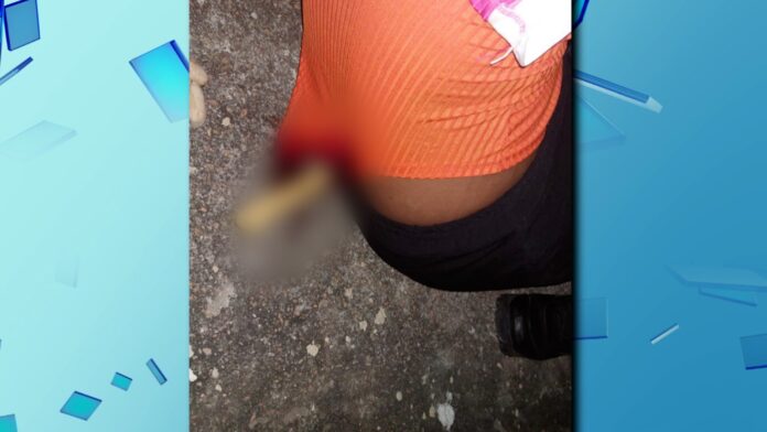 Tentativa de homicídio mulher é esfaqueada nas costas durante discussão Tentativa de homicídio mulher é esfaqueada nas costas durante discussão