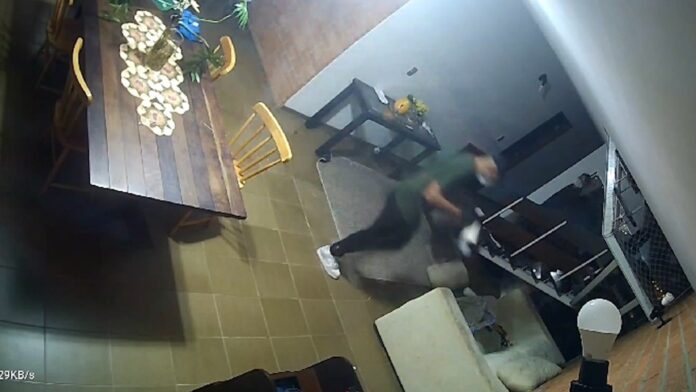 Trio armado invade casa e faz casal e filhos reféns Trio armado invade casa e faz casal e filhos reféns