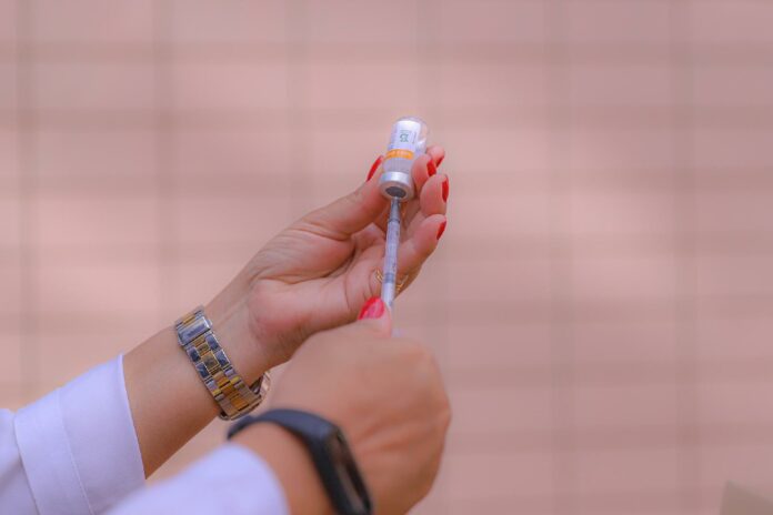 Agendamento para vacinação contra dengue - 1ª dose em adolescentes de 10 e 11 anos será aberto nesta quarta-feira, dia 10 de abril