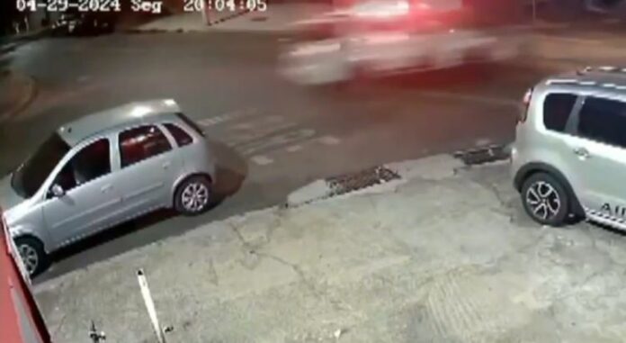 Viatura da PM atinge motociclista em cruzamento no interior de SP Viatura da PM atinge motociclista em cruzamento no interior de SP