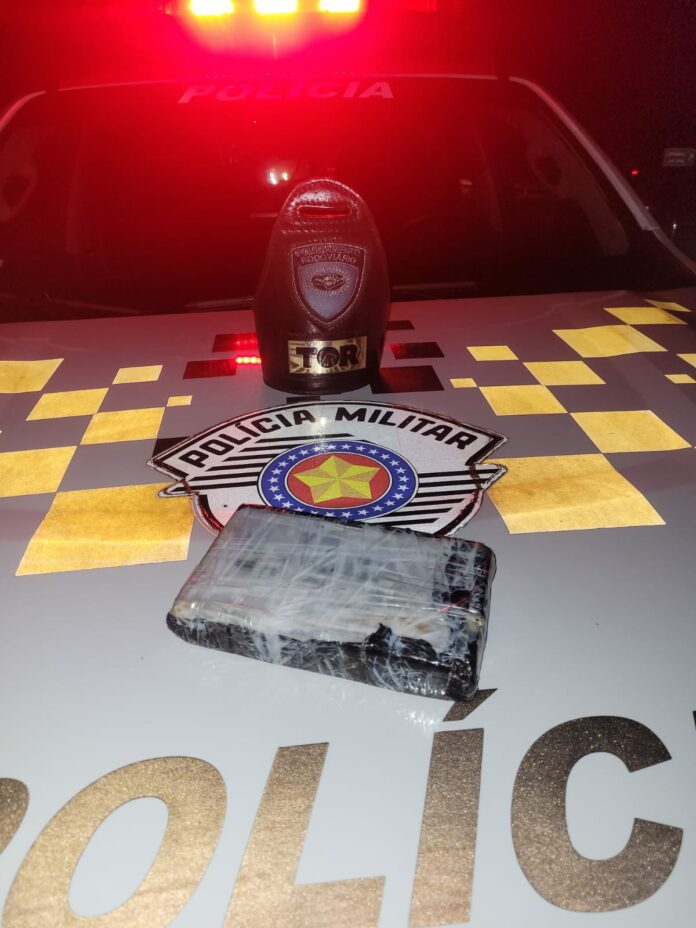 A droga estava escondida em uma mochila no assoalho de um carro que seguia pela rodovia Adhemar Pereira de Barro na altura de Campinas. A droga estava escondida em uma mochila no assoalho de um carro que seguia pela rodovia Adhemar Pereira de Barro na altura de Campinas.