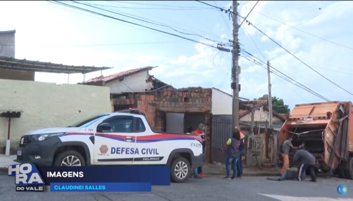 Defesa Civil recolhe 5 toneladas de lixo dentro de casa e interdita imóvel