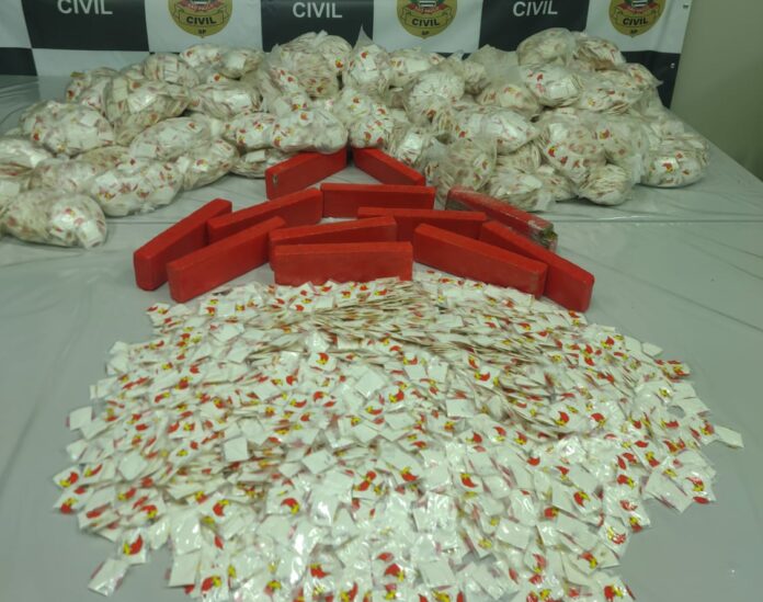 Os entorpecentes foram localizados após uma investigação e o acompanhamento de um caminhão que estava vindo de Minas Gerais com as drogas.