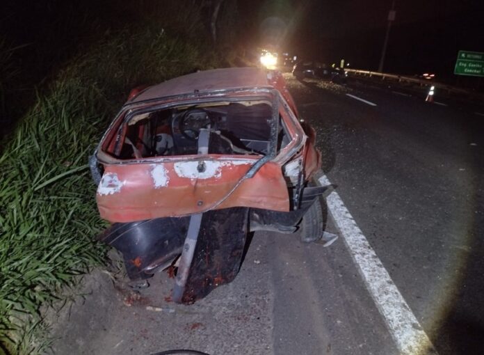 Criança de dois anos é lançada para fora de veículo em acidente na Rodovia Zeferino Vaz