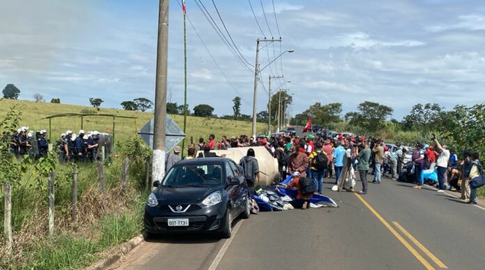 Força policial impede ocupação de fazenda por famílias do MST