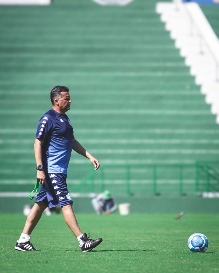 Arbitragem e elogios a Rafael Freitas: o que disse Claudinei Oliveira sobre a derrota para o Vila Nova. Foto: Raphael Silvestre/Guarani FC