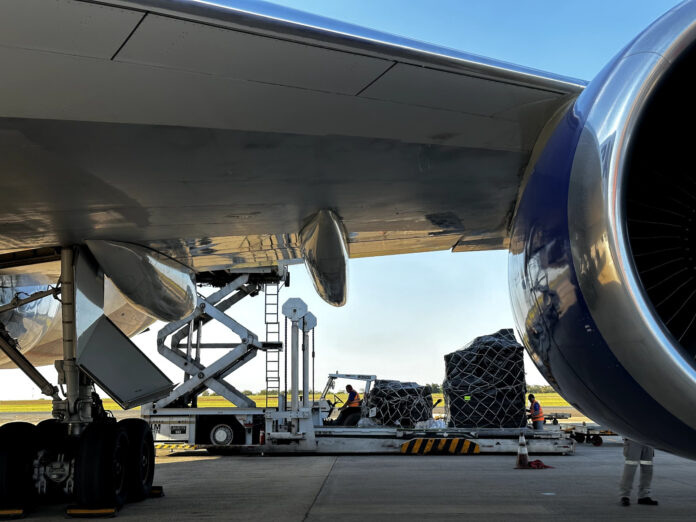 Viracopos recebe parte dos equipamentos para o show da cantora Madonna Viracopos recebe parte dos equipamentos para o show da cantora Madonna