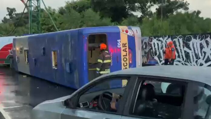 Ônibus de estudantes capota na ponte velha em Paulínia