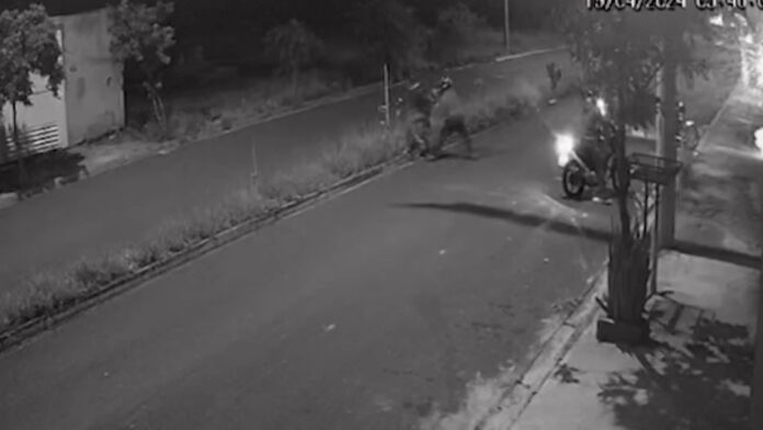 Vítima foi abordada por crimininoso quando seguia para o trabalho no Parque Orestes Ongaro em Hortolândia. Vítima foi abordada por crimininoso quando seguia para o trabalho no Parque Orestes Ongaro em Hortolândia.