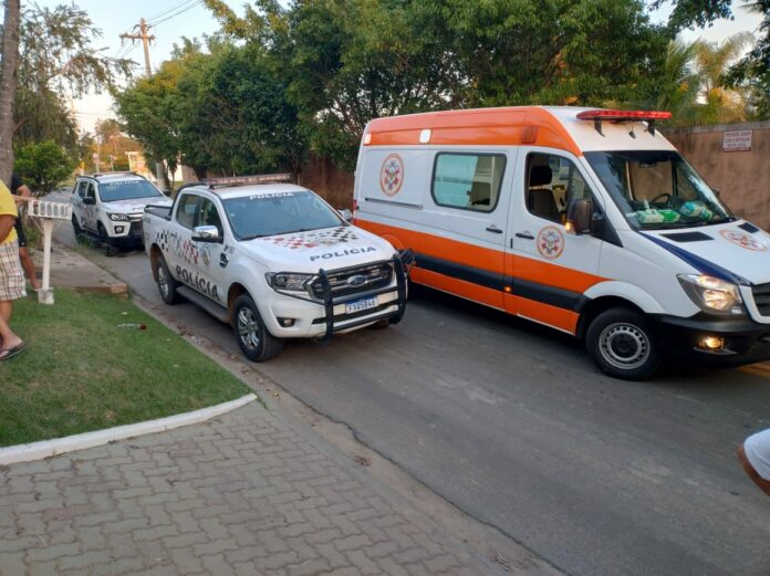 Filho encontrou corpo da mãe de 47 anos e do ex-noivo caídos no chão do quarto em casa, no bairro Colinas de Indaiatuba, em Indaiatuba.