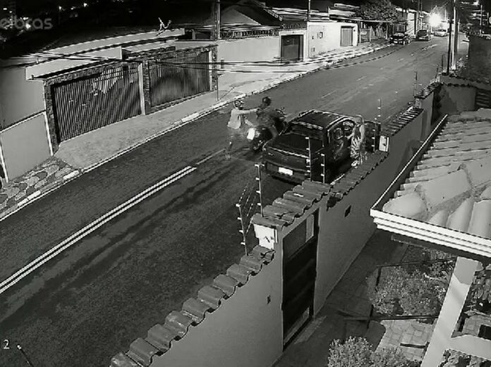 Criminosos roubam carro de duas mulheres em frente a própria residência Criminosos roubam carro de duas mulheres em frente a própria residência