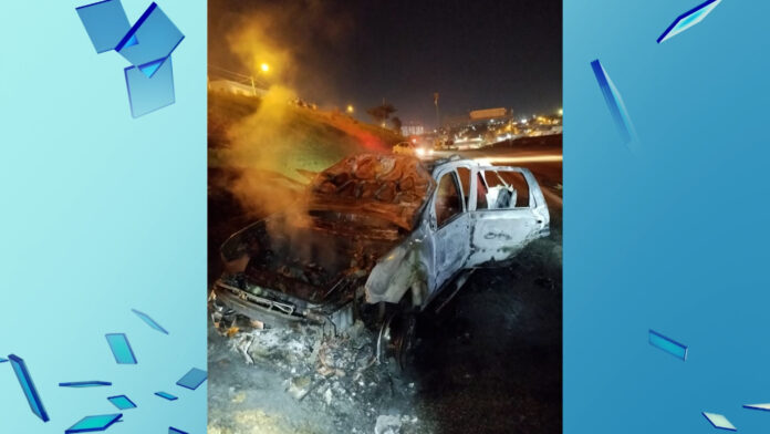 Carro teria desobedecido ordem de parada, teve uma pane elétrica e pegou fogo. Carro teria desobedecido ordem de parada, teve uma pane elétrica e pegou fogo.