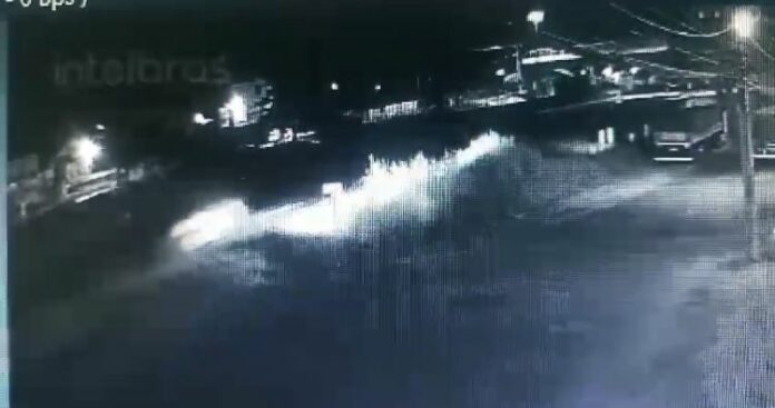 Câmeras de segurança flagraram acidente na Rodovia Santos Dumont; veja