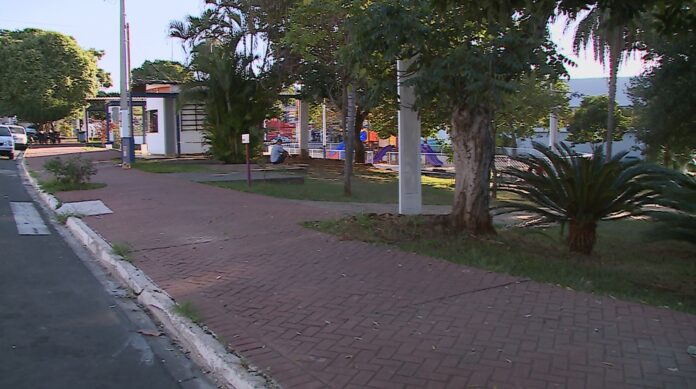 Suspeitos atiram em vítimas sem motivo em praça pública