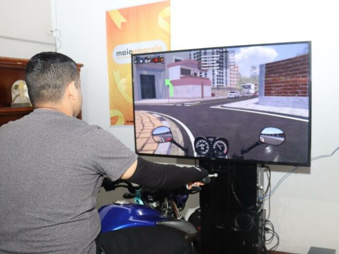 Motociclistas passam por treinamento em simulador