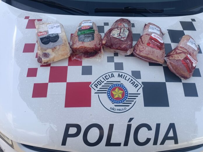 Homem é preso após ser flagrado com peça de picanha furtada Homem é preso após ser flagrado com peça de picanha furtada