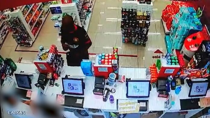 Homem invade farmácia, ameaça funcionários com faca e leva R$122; veja Homem invade farmácia, ameaça funcionários com faca e leva R$122; veja