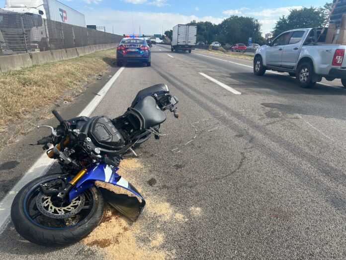 Motociclista fica ferido após bater em caminhão na via Dutra