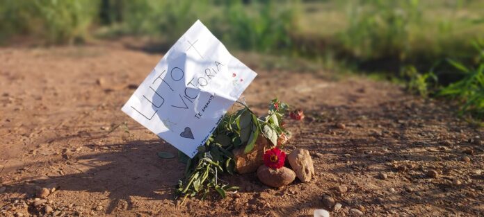 Moradores deixam homenagem onde corpo de Victória foi encontrado Moradores deixam homenagem onde corpo de Victória foi encontrado
