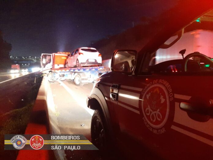 Engavetamento envolvendo dois caminhões e um carro deixa um ferido na via Dutra