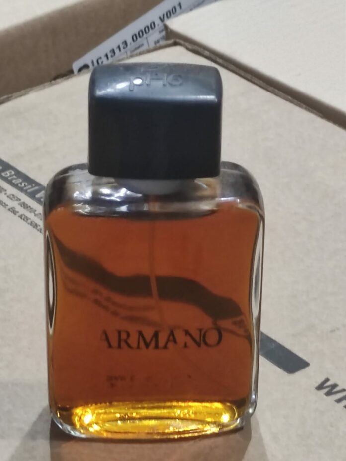 Polícia Civil fecha fábrica clandestina de perfumes Polícia Civil fecha fábrica clandestina de perfumes