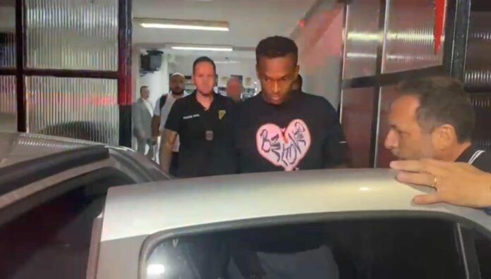 Por dever pensão, atacante Jô permanece preso após audiência de custódia Por dever pensão, atacante Jô permanece preso após audiência de custódia