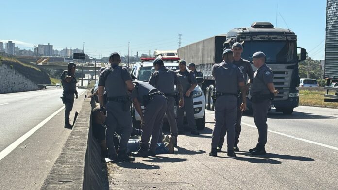 PM prende quadrilha durante sequestro na via Dutra PM prende quadrilha durante sequestro na via Dutra