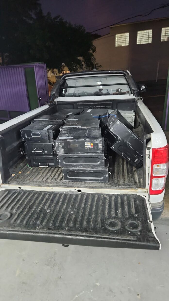 Técnico de telefonia é preso após comprar 29 baterias furtadas Técnico de telefonia é preso após comprar 29 baterias furtadas