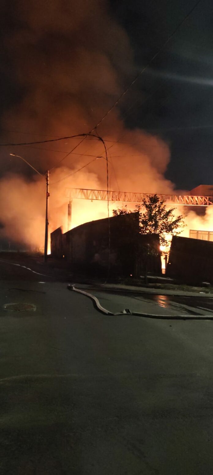 Incêndio de grandes proporções atinge depósito de recicláveis em Hortolândia