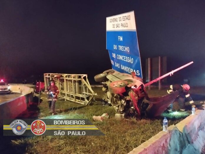 carro capotar na dom pedro jacareí