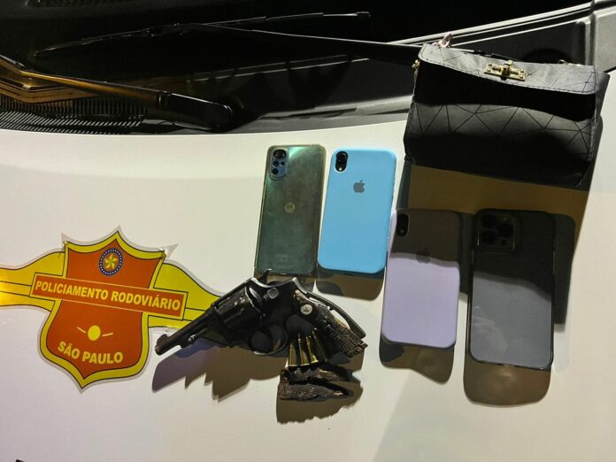 Polícia prende suspeitos por porte ilegal de arma de fogo Polícia prende suspeitos por porte ilegal de arma de fogo