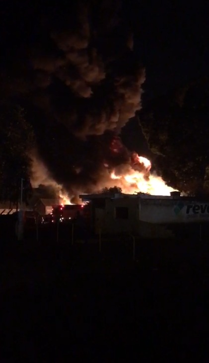 Incêndio de grandes proporções atinge empresa em Artur Nogueira