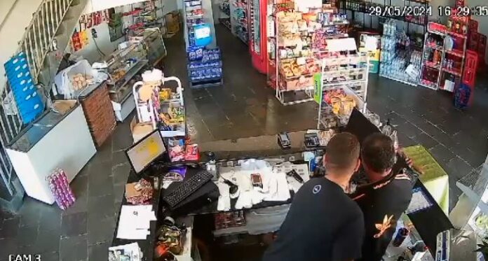 Homem se passa por cliente e assalta comércio em Campinas