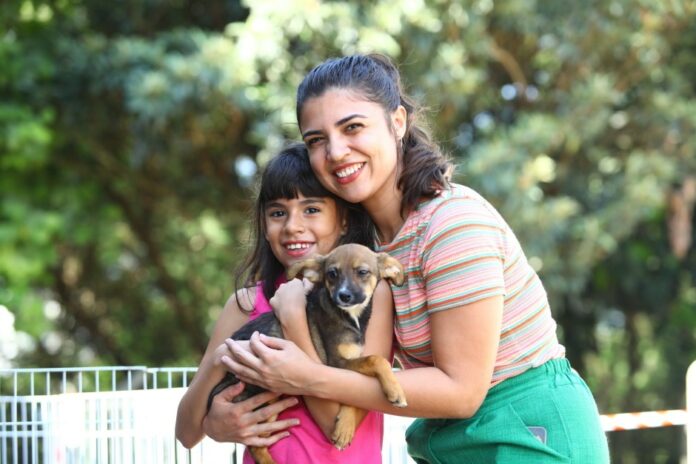Neste sábado (25), tem uma oprtunidade para quem quer dar um novo lar a um pet. Uma feira de adoção de cães e gatos vai acontecer no CCZ (Centro de Controle de Zoonoses), São José dos Campos, das 8h30 às 13h30. Ao todo, estarão disponíveis para adoção 93 animais, sendo 89 cães, 69 deles machos e 20 fêmeas, e 4 gatos, sendo 3 fêmeas e 1 macho. O CCZ fica Parque Industrial, região sul da cidade. Adoção Os interessados em adotar um animalzinho devem ter 18 anos ou mais, ser morador de São José dos Campos e apresentar documento original com foto e CPF para a formalização do processo. Após o procedimento ser concluído, a equipe responsável agenda uma visita na casa do tutor na semana seguinte para avaliar a adaptação do animal. Além da feira, que acontece em todo último sábado do mês, os futuros pais de pet podem conferir no site do CCZ os animais disponíveis para adoção. Vacinação Durante a feira, os visitantes também poderão levar o animal de estimação para tomar a vacina antirrábica. A recomendação é de que os pets sejam conduzidos com coleira e guia, acompanhados por uma pessoa adulta, com a caderneta de vacinação em mãos.