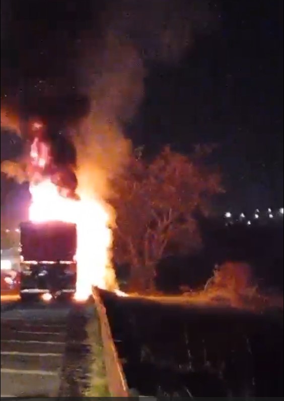 Carreta pega fogo e interdita rodovia em Atibaia Carreta pega fogo e interdita rodovia em Atibaia