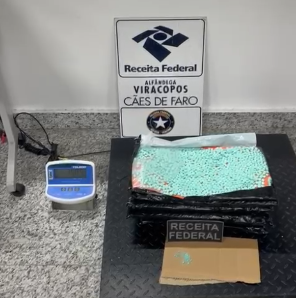 Cães farejadores encontram 15kg de drogas em mala de passageira no aeroporto de Viracopos